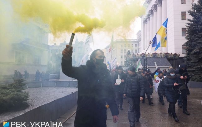 Протест в Киеве: митингующие пришли под Офис президента и зажгли фаеры