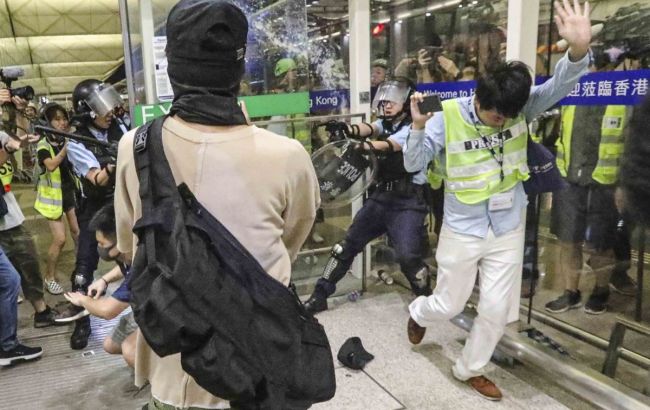 Аэропорт Гонконга получил судебный ордер, позволяющий выдворять демонстрантов