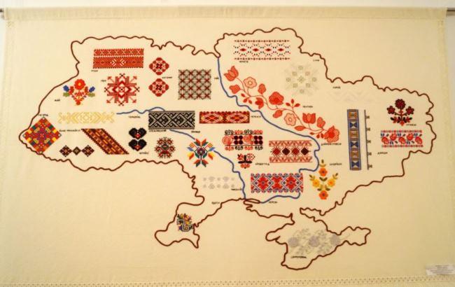 "Візерунки долі": в Днепре школьницы вышили двухметровую карту Украины