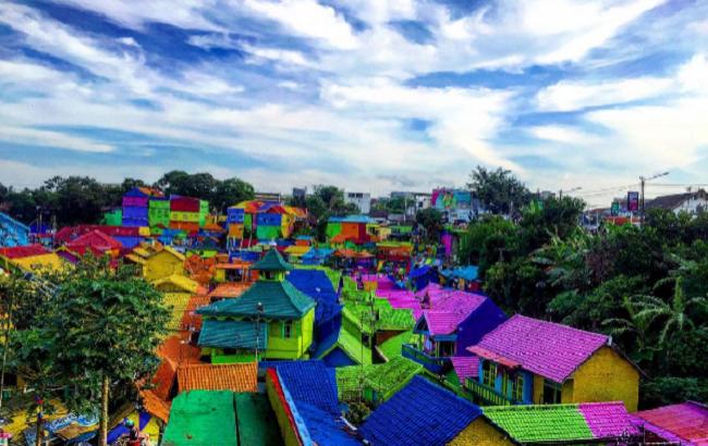 В Індонезії з'явився різнобарвний населений пункт