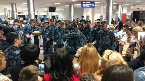 Освобожденным морякам вручили награды и повысили в звании