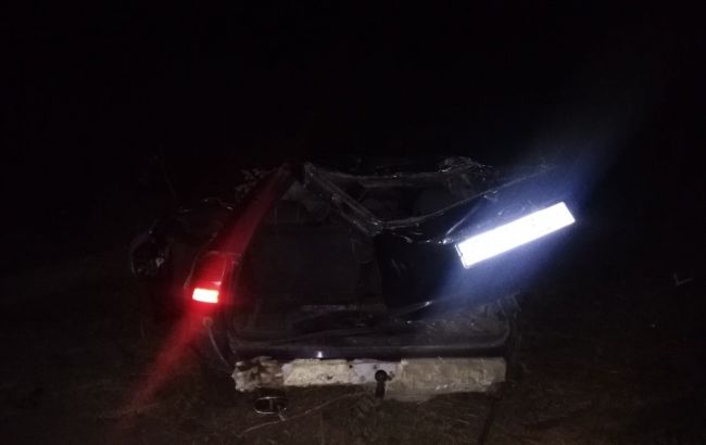 У Хмельницькій області автомобіль в'їхав в електроопору, є жертви