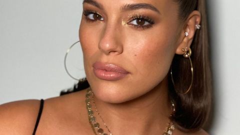 Узкие джинсы и яркий принт: Эшли Грэм показала эффектный образ на вечер