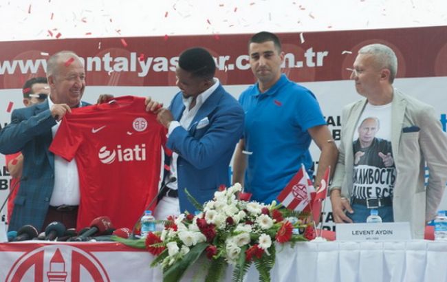 Ляшко закликав МЗС звільнити консула в Туреччині за футболку з Путіним