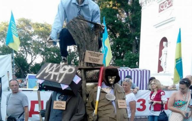 "Гопник и фавориты": одесситы установили шуточный памятник своему мэру
