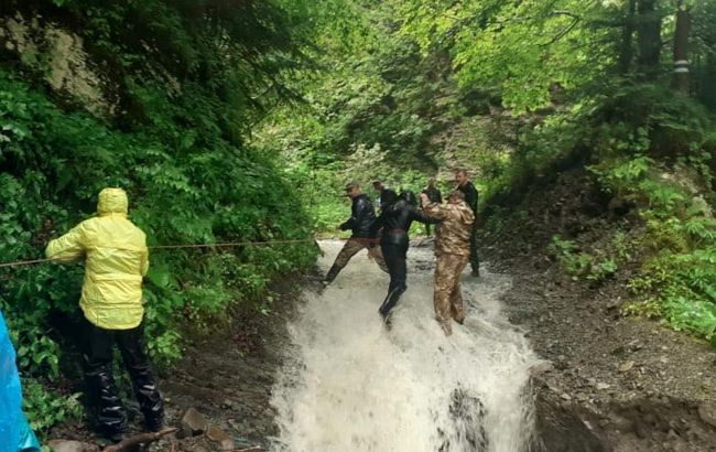 Через повінь у Карпатах застрягли понад 20 туристів, їх рятували всю ніч