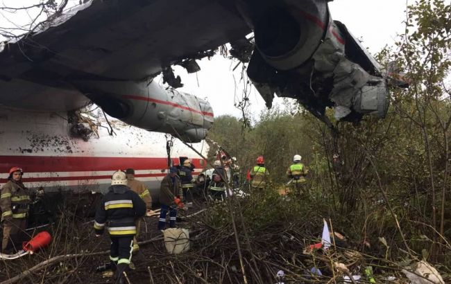 Появились фото с места аварийной посадки военного самолета во Львове
