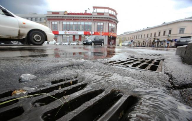 В Киеве на Броварском проспекте реконструируют ливневую канализацию
