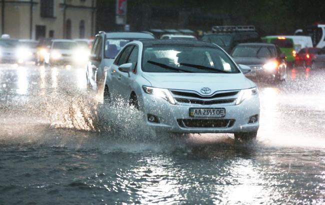 Утонули автомобили: в Киеве прошел мощный ливень (фото)