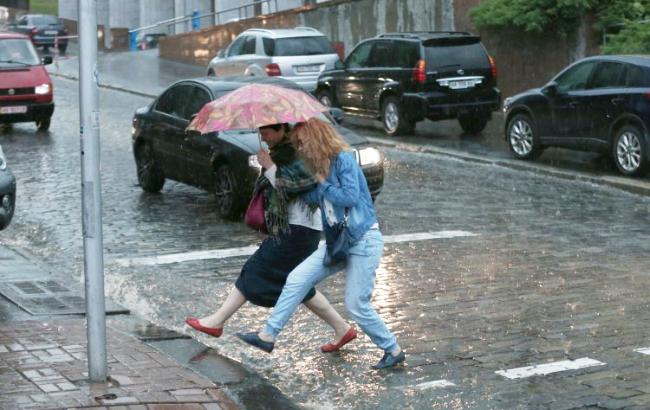 Хмари, дощі і холод: українців попередили про зміни погоди