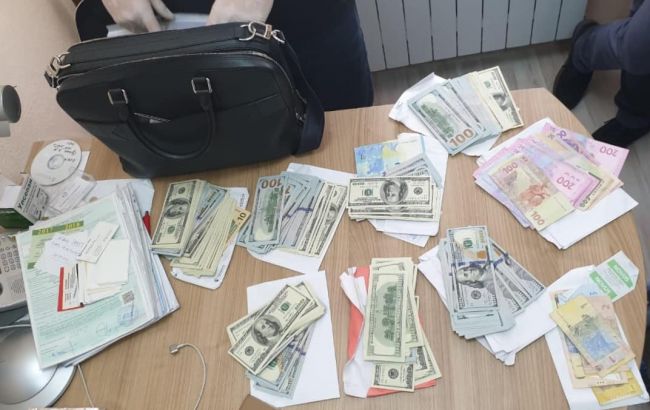 В Киеве задержали врача на взятке в 20 тыс долларов