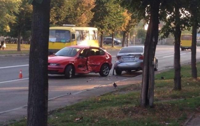 В Киеве пьяный водитель врезался в припаркованный автомобиль
