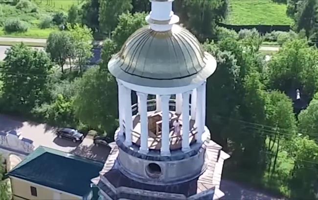 Россияне предались плотским утехам на колокольне монастыря