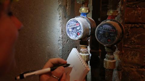 Киевлян предупредили о мошенниках, которые выдают себя за работников "Киевводоканала"