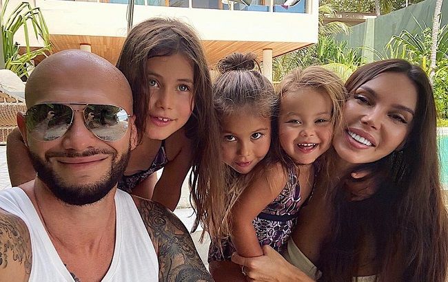 Известный певец сбежал из России в США: названа причина