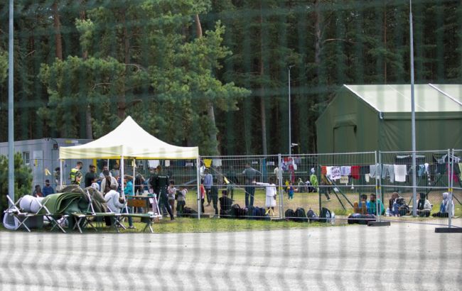 Литву покинув перший мігрант з Іраку: йому купили квиток на літак і вручили 300 євро