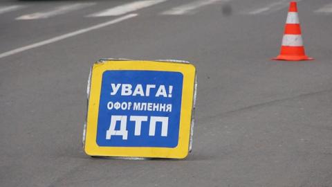 У Києві маршрутка зіткнулася з вантажівкою, є постраждалі