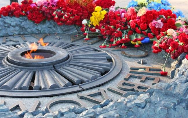 В Киеве вандалы в парке Славы срезали бронзовое обрамление с Вечного огня
