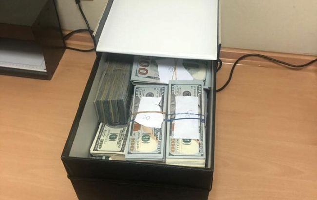 В Киеве у врача, задержанного на взятке, нашли миллион долларов наличными