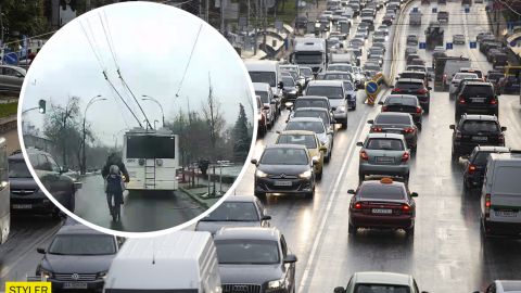 В Киеве на видео попал летчик-велосипедист с ребенком: тягался с троллейбусом и выезжал на "встречку"