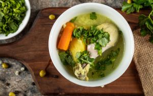 Цей суп корисно їсти під час застуди чи грипу: його переваги здивують