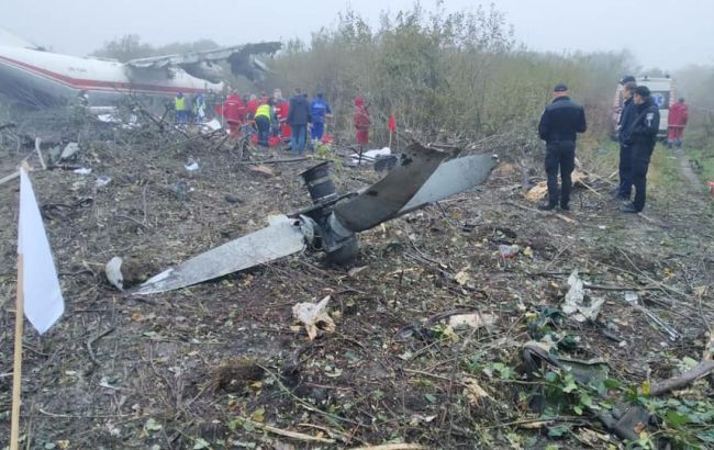 Пропав з радарів: у Львові літак сів на кладовищі