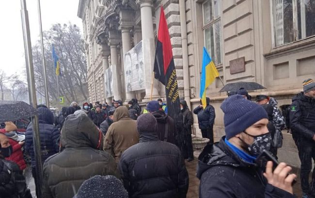 Тарифні протести: у Львові люди зібралися під обладміністрацією
