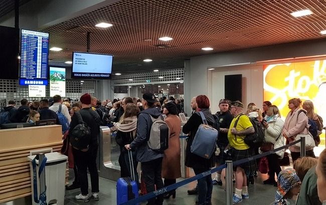 Скандал в аэропорту: самолет в Риге "забыл" 20 украинцев