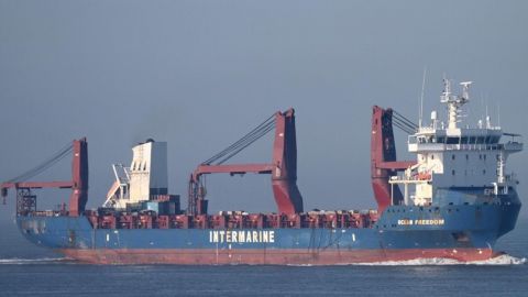 У Чорне море увійшов корабель з військовими катерами для України