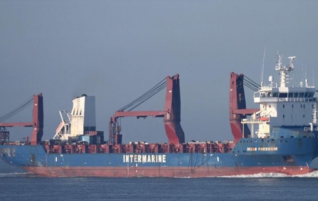 У Чорне море увійшов корабель з військовими катерами для України