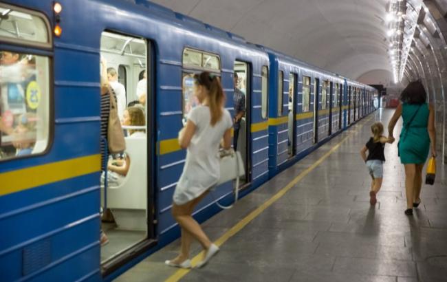 У Києві пасажир впав під поїзд на станції метро "Площа Льва Толстого"