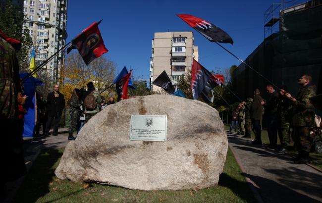 В Киеве установили памятник героям-добровольцам АТО