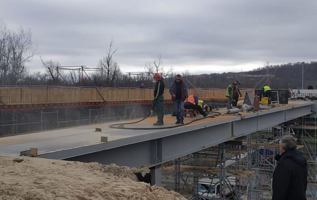 В Станице Луганской завершили подготовительные работы по восстановлению моста