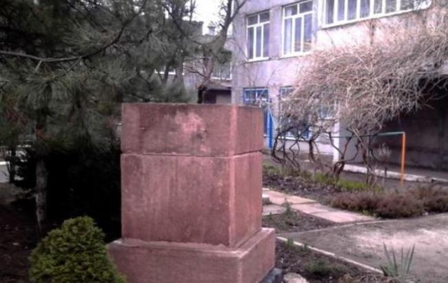 В Мариуполе директор детского дома спрятала памятник Дзержинскому