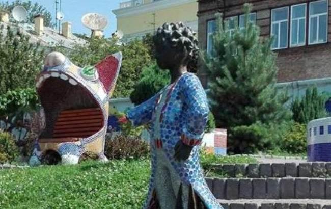 В Киеве на Пейзажной аллее скульптуре снова хотели отпилить руку