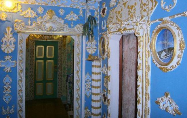 Почти Версаль: в Киеве пенсионер превратил подъезд дома в настоящий музей