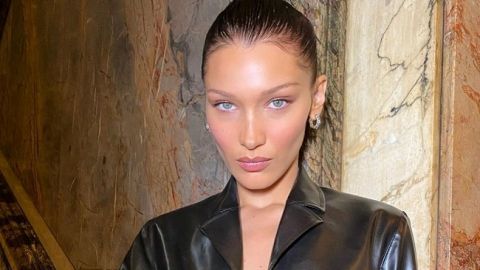 Дике Різдво: Белла Хадід захопила стрункою фігурою в незвичайному вбранні