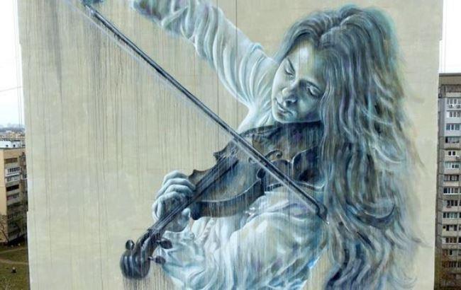 Новый мурал: в Киеве нарисовали красивую скрипачку