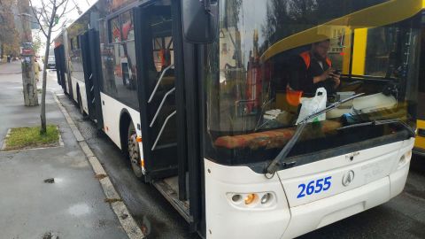 В Киеве загорелся троллейбус с пассажирами