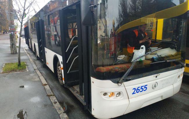 В Киеве загорелся троллейбус с пассажирами