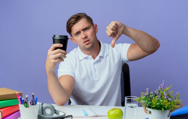 Мужчина на месяц отказался от кофе и пил зеленый чай: вот как изменился организм