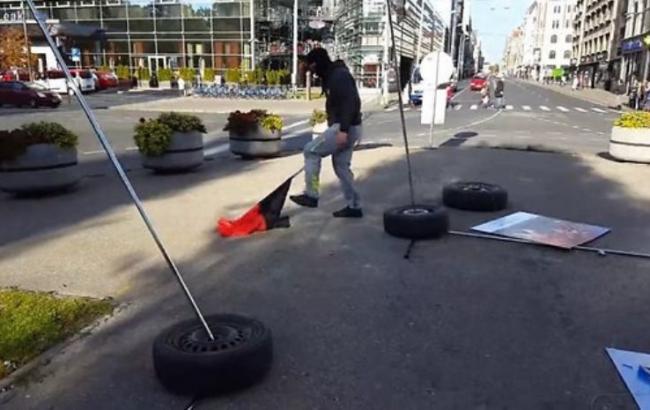 Полиция Риги задержала злоумышленника, разрушившего выставку про Майдан