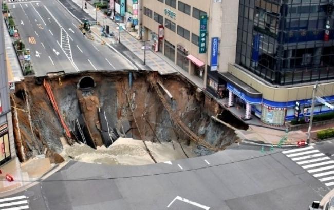 В Японии дорога обрушилась в землю на 15 метров: опубликовано видео и фото