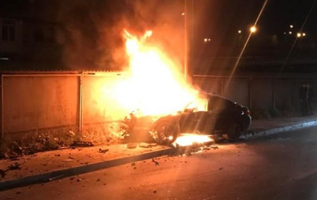У Києві на Борщагівській автомобіль в'їхав у стовп і загорівся