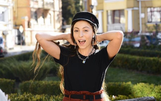 "Принцеса ночі": дочка Олі Полякової в купальнику похвалилася вечірнім релаксом в басейні