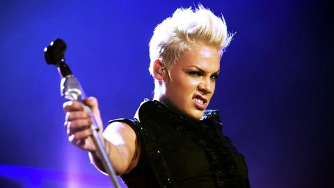 Відома поп-співачка посварилась з фанатами: що сталося