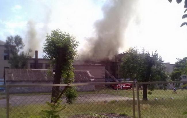 В Запорожье горит школа, пожар тушат более 2 часов