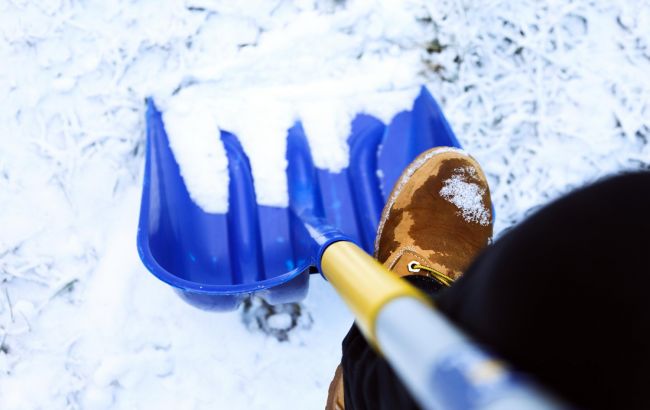 Не только соль или песок: чем лучше посыпать дорожки зимой, чтобы уберечься от падений