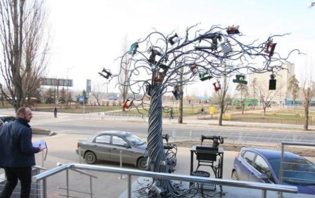 В Киеве появилось металлическое дерево, на котором "созрели" швейные машинки