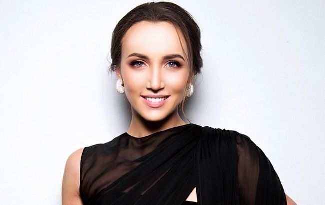 Украинская красавица: Анна Ризатдинова вышла на подиум в роскошном "цветочном" платье